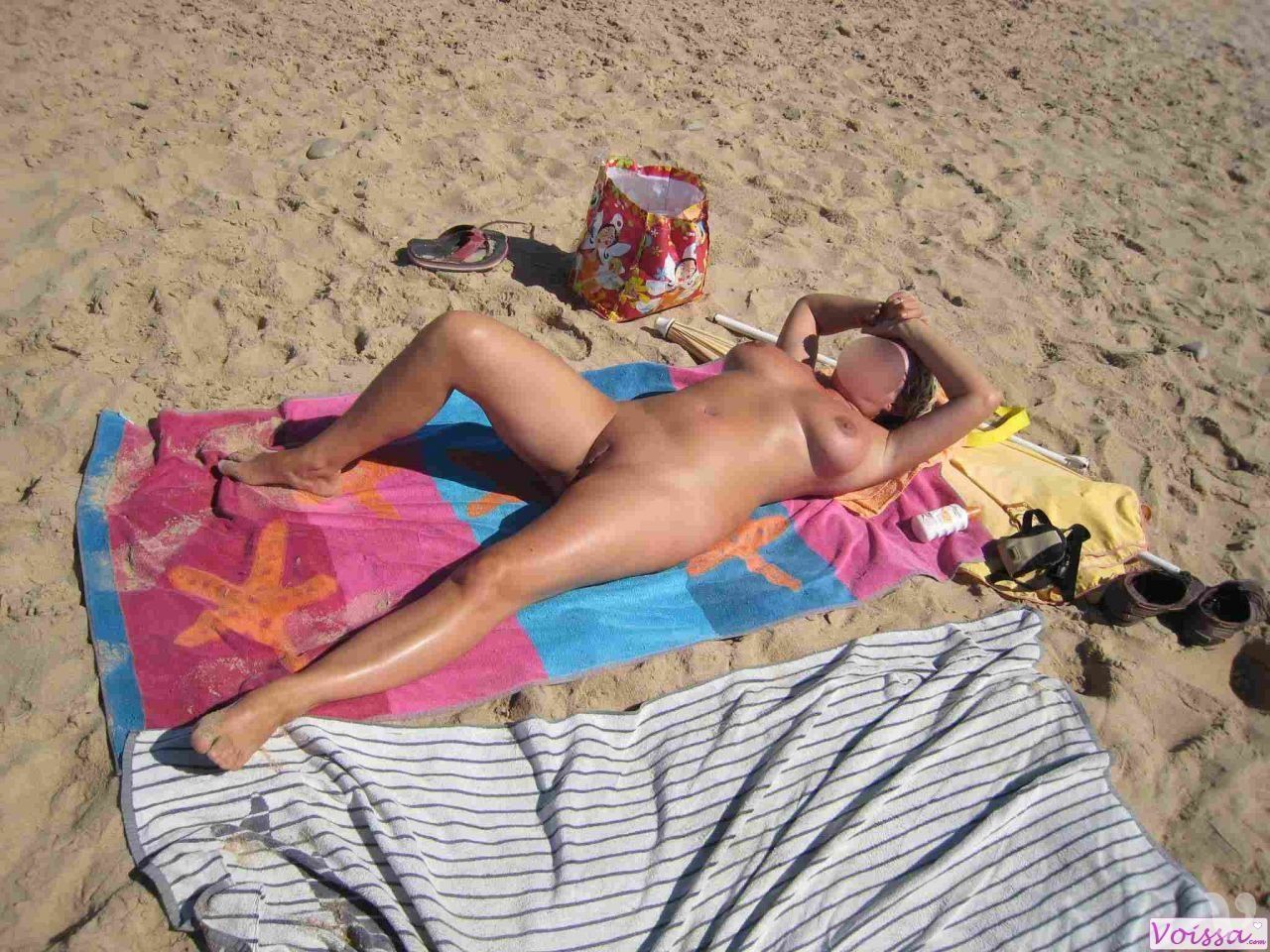 Photo cuisses ouvertes pour les promeneurs (plage naturiste..nue bronzée  ..soft et moins soft..) - Voissa